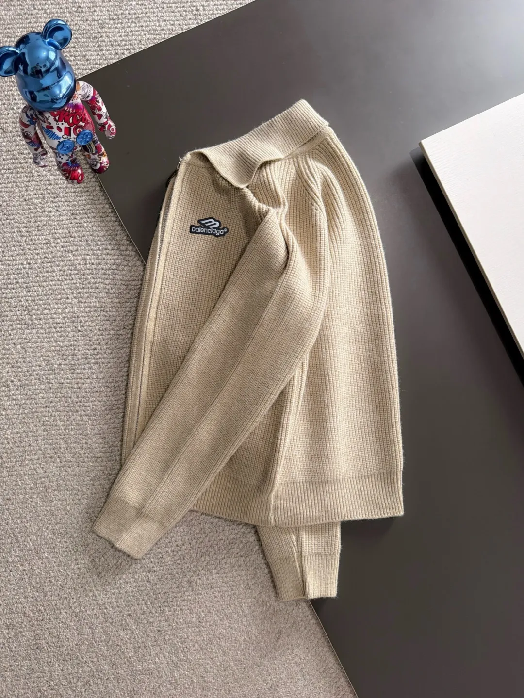Next day shipment P225 Balenciaga 2026 Autumn and Winter latest sweater from official website, now on sale at counters simultaneously Hot Sale! Specially made of wool blended fabric. It feels comfortable and can be directly in contact with the skin. The logo badge is exquisitely embroidered, which is extremely eye-catching! The details highlight the fashionable charm of big brands. Exquisite workmanship. Three-dimensional cutting style. The wearing effect is invincible and handsome! All three standards are complete! Sizes:M-3XL